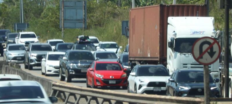 บรรยากาศการเดินทางของประชาชนและนักท่องเที่ยวในช่วงวันหยุดเทศกาลสงกรานต์ โดยเฉพาะเส้นทางสู่ 14 จังหวัดภาคใต้