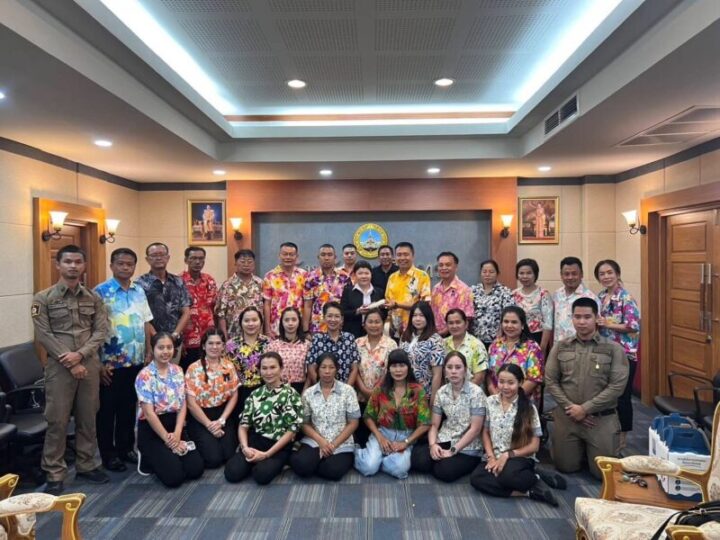 นายอำเภอคลองเขื่อน พร้อมหัวหน้าส่วนราชการ ผู้บริหารท้องที่ ท้องถิ่น ร่วมพิธีรดน้ำขอพรผู้บริหารจังหวัดฉะเชิงเทรา เนื่องในเทศกาลสงกรานต์