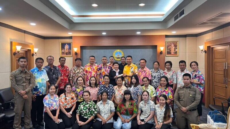 นายอำเภอคลองเขื่อน พร้อมหัวหน้าส่วนราชการ ผู้บริหารท้องที่ ท้องถิ่น ร่วมพิธีรดน้ำขอพรผู้บริหารจังหวัดฉะเชิงเทรา เนื่องในเทศกาลสงกรานต์