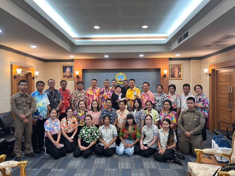 นายอำเภอคลองเขื่อน พร้อมหัวหน้าส่วนราชการ ผู้บริหารท้องที่ ท้องถิ่น ร่วมพิธีรดน้ำขอพรผู้บริหารจังหวัดฉะเชิงเทรา เนื่องในเทศกาลสงกรานต์