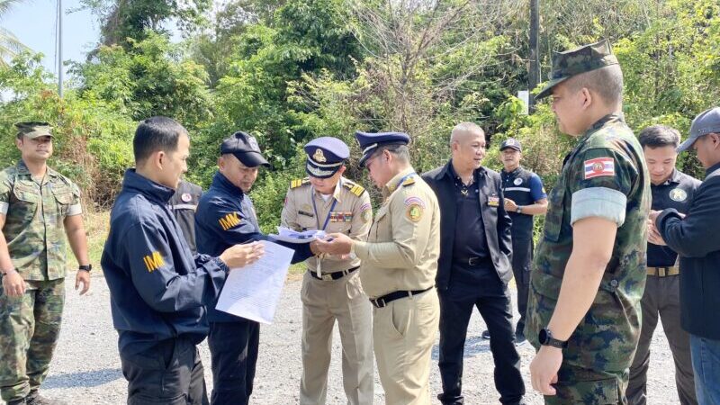 ตราด – อ.คลองใหญ่ ตรวจเข้ม สัมภาระก่อนส่งกลับประเทศ ด่านชายแดนบ้านหาดเล็ก ผลักดันแรงงานกัมพูชา 8 ราย ส่งกลับประเทศตามขั้นตอนกฎระเบียบ