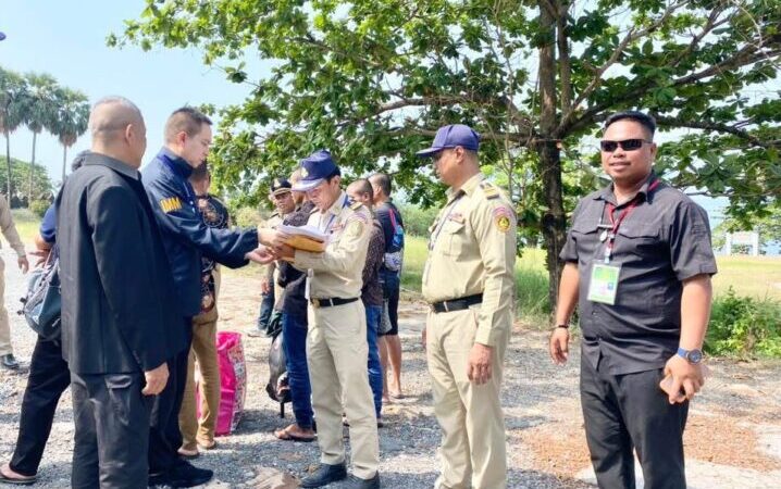 อ.คลองใหญ่ จ.ตราด ชายแดนบ้านหาเล็ก ตรวจเข้ม สัมภาระก่อนส่งกลับประเทศ ด่านชายแดนบ้านหาดเล็ก ผลักดันแรงงานกัมพูชา 9 ราย ส่งกลับประเทศตามขั้นตอนกฎระเบียบ