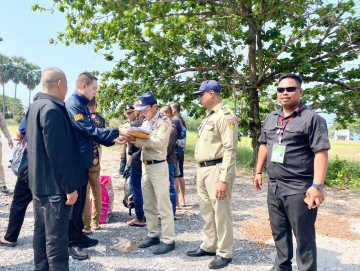 อ.คลองใหญ่ จ.ตราด ชายแดนบ้านหาเล็ก ตรวจเข้ม สัมภาระก่อนส่งกลับประเทศ ด่านชายแดนบ้านหาดเล็ก ผลักดันแรงงานกัมพูชา 9 ราย ส่งกลับประเทศตามขั้นตอนกฎระเบียบ