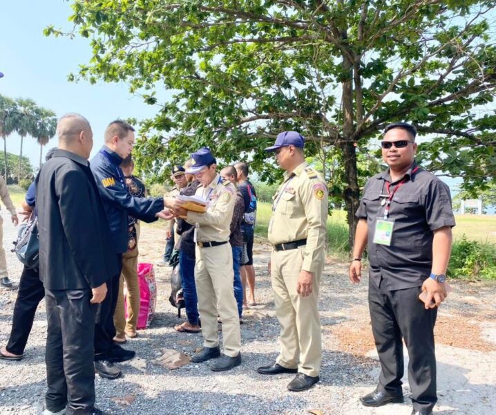 อ.คลองใหญ่ จ.ตราด ชายแดนบ้านหาเล็ก ตรวจเข้ม สัมภาระก่อนส่งกลับประเทศ ด่านชายแดนบ้านหาดเล็ก ผลักดันแรงงานกัมพูชา 9 ราย ส่งกลับประเทศตามขั้นตอนกฎระเบียบ