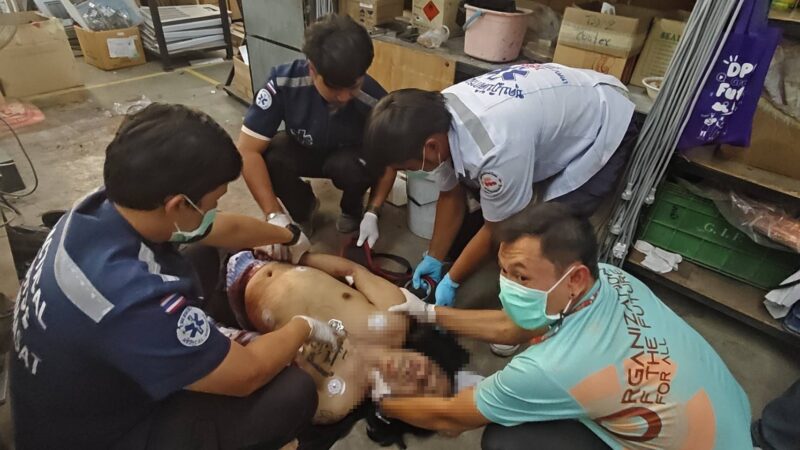 ปทุมธานี – เดือดช่างประกอบตู้เย็นถูกเพื่อนร่วมงานใช้กริชแทงชายโครงดับกลางโรงงาน