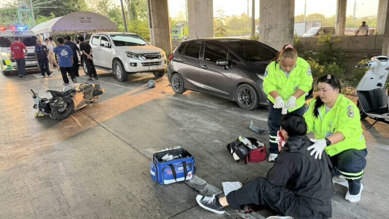 ปทุมธานี – หนุ่ม 25 ขับรถจยย.วูบชนเจ้าหน้าที่อยู่เต็นท์บริการประชาชนได้รับบาดเจ็บ