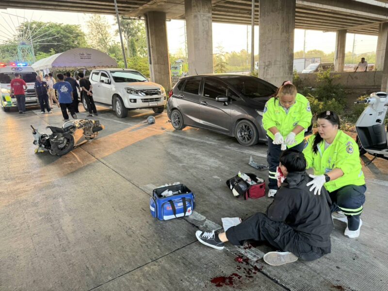 ปทุมธานี – หนุ่ม 25 ขับรถจยย.วูบชนเจ้าหน้าที่อยู่เต็นท์บริการประชาชนได้รับบาดเจ็บ