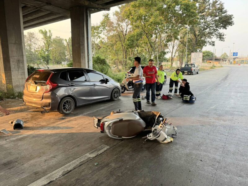 ปทุมธานี – หนุ่ม 25 ขับรถจยย.วูบชนเจ้าหน้าที่อยู่เต็นท์บริการประชาชนได้รับบาดเจ็บ