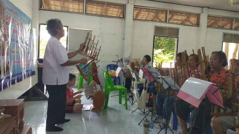 อ่างทอง – ดนตรีอังกะลุงสร้างสุขผู้สูงวัยสุขภาพใจแข็งแรงชมรมผู้สูงอายุเทศบาลตำบลป่าโมก เสริมสร้างสมาธิ ฝึกความจำ เพื่อลดความเสี่ยงจากโรคอัลไซเมอร์ สร้างความสุขสนุกสนาน