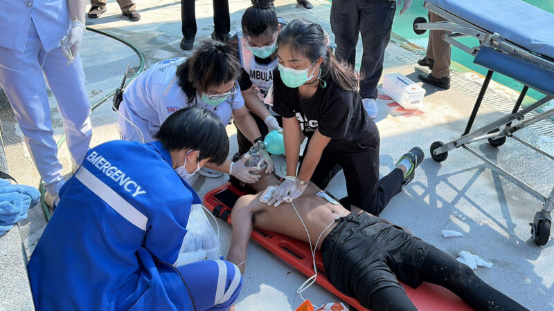 รุ่นพี่ลงเล่นน้ำสระคอนโดฯ ย่านบางปู ถามวิธีลอยตัว ก่อนจมหายต่อหน้า