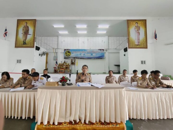 กวาดบ้านตัวเอง!” นายอำเภอบางสะพานสั่งล็อกห้องประชุม ตรวจฉี่ผู้นำท้องที่ทั้งอำเภอ ลั่นพบสีม่วงให้ออก-ดำเนินคดีทันที
