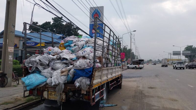 ปทุมธานี – ชาวบ้านผวา รถปริศนาขนขยะจอดแช่ริมทางนับปี หวั่นเชื้อโรคแพร่ระบาด