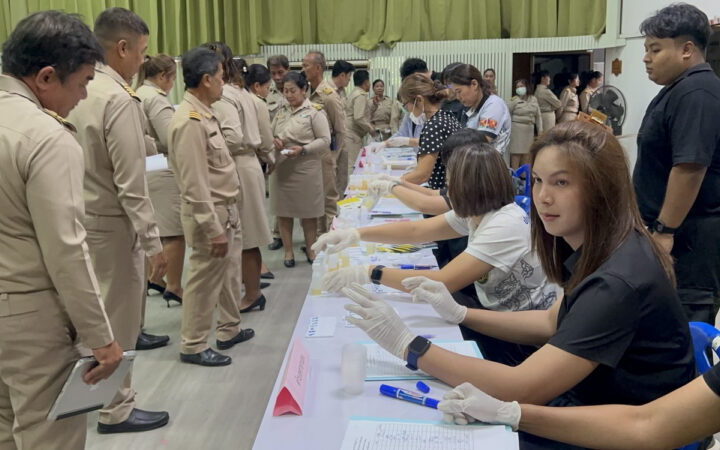 อ่างทอง ปลัดอาวุโสอำเภอเมืองอ่างทองสั่งปิดห้องประชุมตรวจปัสสาวะกำนันผู้ใหญ่บ้าน หลังในสภามี สส. พรรคแห่งหนึ่ง อภิปรายให้จับกำนัน – ผู้ใหญ่บ้านตรวจฉี่
