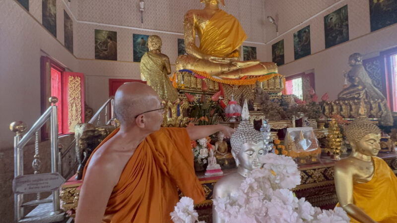 อ่างทอง – วงจรปิดจับภาพโจรขโมยพระพุทธรูปวัดดังทำทีเดินเข้ามาไหว้พระในโบสถ์ ก่อนฉวยโอกาสเดินเข้าหยิบพระพุทธรูปใส่กระเป๋าที่เตรียมมาก่อนหลบหนีไป