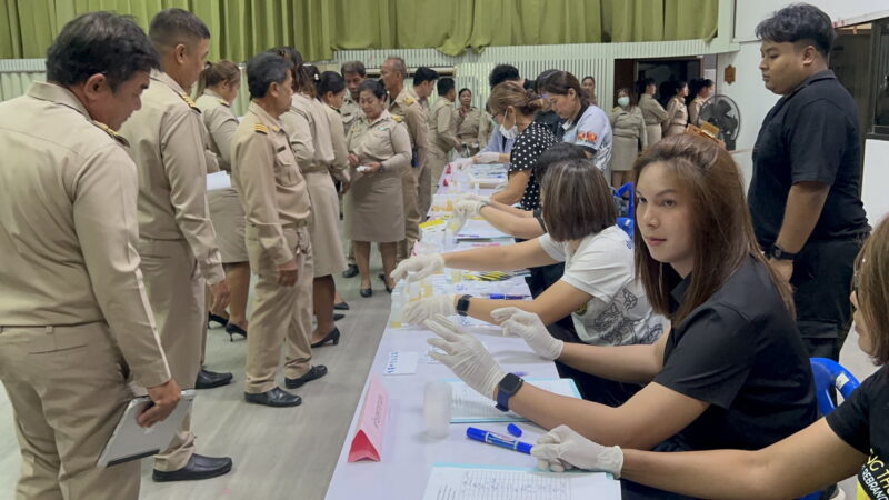 อ่างทอง ปลัดอาวุโสอำเภอเมืองอ่างทองสั่งปิดห้องประชุมตรวจปัสสาวะกำนันผู้ใหญ่บ้าน หลังในสภามี สส. พรรคแห่งหนึ่ง อภิปรายให้จับกำนัน – ผู้ใหญ่บ้านตรวจฉี่