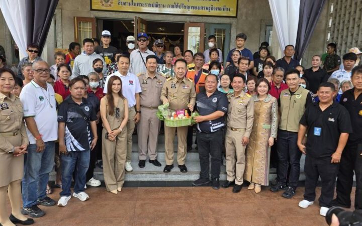 ผู้ว่าฯ ชลบุรี ร่วมกับสมาคมผู้สื่อข่าวช่างภาพ-สายเจาะชลบุรีร่วมส่งต่อความสุขกับ “ตู้ปันสุข” ส่งต่อกำลังใจ-อาหารจำเป็นให้ประชาชน สอดคล้องไทยช่วยไทยตามนโยบายรัฐบาล