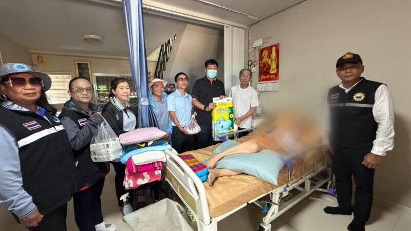 นายกเทศมนตรีตำบลคลองตำหรุ พร้อมคณะและภาคเอกชนในพื้นที่ลงพื้นที่เยี่ยมให้กำลังใจประชาชนกลุ่มเปราะบาง(ผู้ป่วยติดเตียง)ในชุมชน