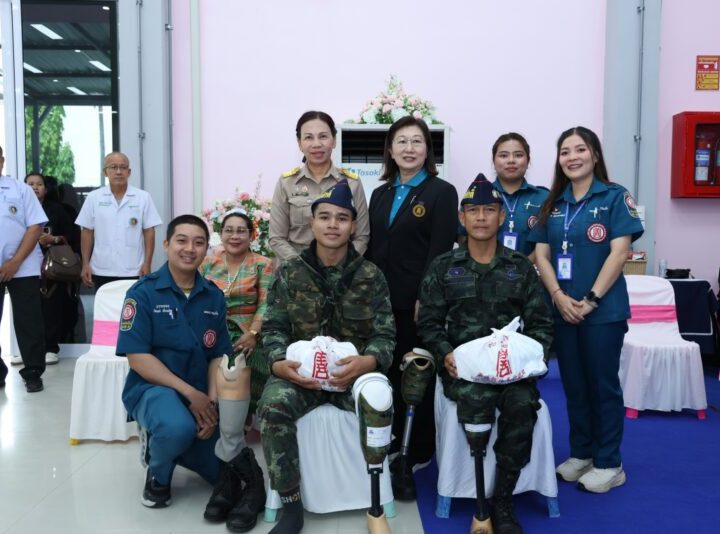 มูลนิธิป่อเต็กตึ๊ง สนับสนุนค่าพาหนะ และสิ่งของ ให้แก่ ผู้รับขาเทียม ช่างและอาสาสมัคร ในโครงการออกหน่วยทำขาเทียม พระราชทานเคลื่อนที่ ครั้งที่ 177 จังหวัดอุบลราชธานี
