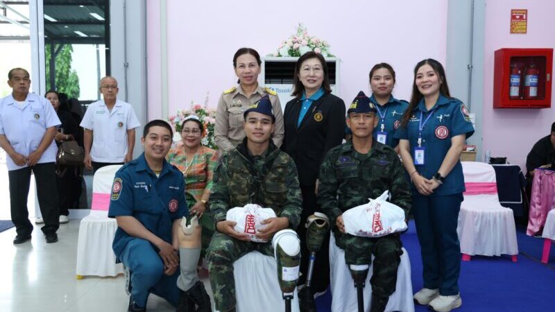 มูลนิธิป่อเต็กตึ๊ง สนับสนุนค่าพาหนะ และสิ่งของ ให้แก่ ผู้รับขาเทียม ช่างและอาสาสมัคร ในโครงการออกหน่วยทำขาเทียม พระราชทานเคลื่อนที่ ครั้งที่ 177 จังหวัดอุบลราชธานี