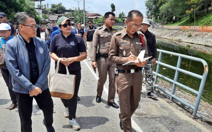 แพร่ – รองอธิบดีกรมศิลปากรลงพื้นที่ชี้จุดเกิดเหตุ กรณีดำเนินการปรับปรุงภุมิทัศน์คูเมืองแพร่โดยไม่ได้ขออนุญาตในวันแรก