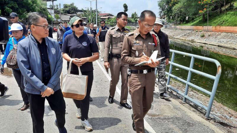แพร่ – รองอธิบดีกรมศิลปากรลงพื้นที่ชี้จุดเกิดเหตุ กรณีดำเนินการปรับปรุงภุมิทัศน์คูเมืองแพร่โดยไม่ได้ขออนุญาตในวันแรก