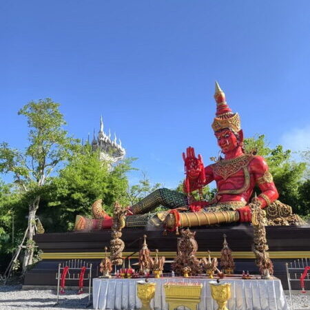 อ่างทอง – วัดสวยจุดเช็คอินใหม่วัดแสงธรรมโพธิญาณโดดเด่นด้วยสถาปัตยกรรมล้านนาผสมผสานพม่าอันวิจิตรงดงาม บรรยากาศร่มรื่นเหมาะแก่การมาทำบุญและปฏิบัติธรรม