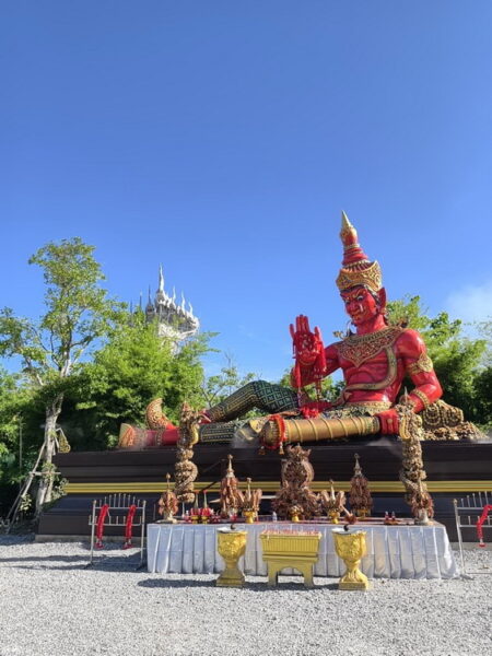 อ่างทอง – วัดสวยจุดเช็คอินใหม่วัดแสงธรรมโพธิญาณโดดเด่นด้วยสถาปัตยกรรมล้านนาผสมผสานพม่าอันวิจิตรงดงาม บรรยากาศร่มรื่นเหมาะแก่การมาทำบุญและปฏิบัติธรรม