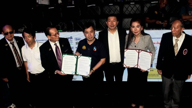 “เสี่ยโก้” นายก่อเกียรติ พาณิชยารมณ์ โปรโมเตอร์มวยโลกเจ้าของรางวัลยอดเยี่ยมเอเชีย 3 สถาบัน เพิ่มดีกรีความเข้มข้นลงนามบันทึกข้อตกลงความร่วมมือผนึกกำลัง ดร.มีชัย เถาว์เจริญ ตัวแทน BRICS THAILAND INTERNATIONAL ALLIANCE , มิสเตอร์ยูฮียอง อดีตประธานเจ้าหน้าที่บริหารสถานีโทรทัศน์ KBS ของเกาหลีใต้ , CEO of Core High-Tech Solution Co.,Ltd. และดร.จุฬาภัสส์ พิทักษ์เศรษฐการ ประธานผู้ก่อตั้งองค์กรการให้ความร่วมมือทางการฑูตระหว่างประเทศ ยกระดับความเข้มข้นมวยรอบสากล ก่อเกียรติมุ่งแชมป์เปี้ยนโลก มวยไทย 3 ยก และมวยสากลในสังกัด ก่อเกียรติ กรุ๊ป ก้าวสู่ความร่วมมือระดับชาติ
