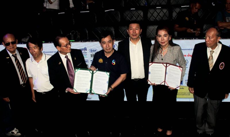 “เสี่ยโก้” นายก่อเกียรติ พาณิชยารมณ์ โปรโมเตอร์มวยโลกเจ้าของรางวัลยอดเยี่ยมเอเชีย 3 สถาบัน เพิ่มดีกรีความเข้มข้นลงนามบันทึกข้อตกลงความร่วมมือผนึกกำลัง ดร.มีชัย เถาว์เจริญ ตัวแทน BRICS THAILAND INTERNATIONAL ALLIANCE , มิสเตอร์ยูฮียอง อดีตประธานเจ้าหน้าที่บริหารสถานีโทรทัศน์ KBS ของเกาหลีใต้ , CEO of Core High-Tech Solution Co.,Ltd. และดร.จุฬาภัสส์ พิทักษ์เศรษฐการ ประธานผู้ก่อตั้งองค์กรการให้ความร่วมมือทางการฑูตระหว่างประเทศ ยกระดับความเข้มข้นมวยรอบสากล ก่อเกียรติมุ่งแชมป์เปี้ยนโลก มวยไทย 3 ยก และมวยสากลในสังกัด ก่อเกียรติ กรุ๊ป ก้าวสู่ความร่วมมือระดับชาติ