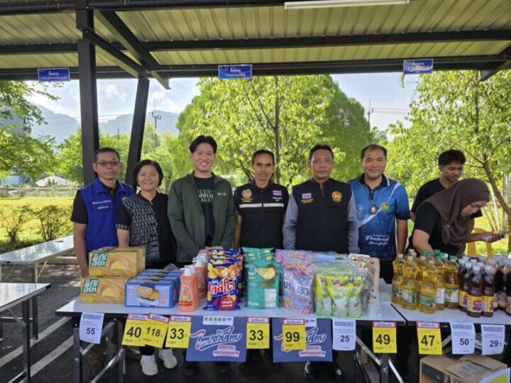 พังงา- Kick off “ไทยช่วยไทย” ชวนช้อปของถูกใกล้บ้านหน้าที่ว่าการอำเภอ ลดสูงสุด 58% บรรเทาค่าครองชีพ
