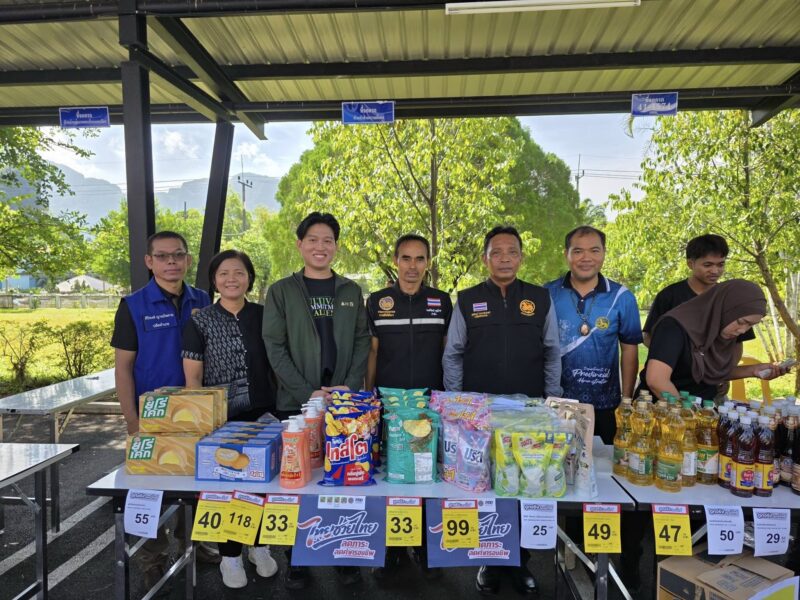 พังงา- Kick off “ไทยช่วยไทย” ชวนช้อปของถูกใกล้บ้านหน้าที่ว่าการอำเภอ ลดสูงสุด 58% บรรเทาค่าครองชีพ