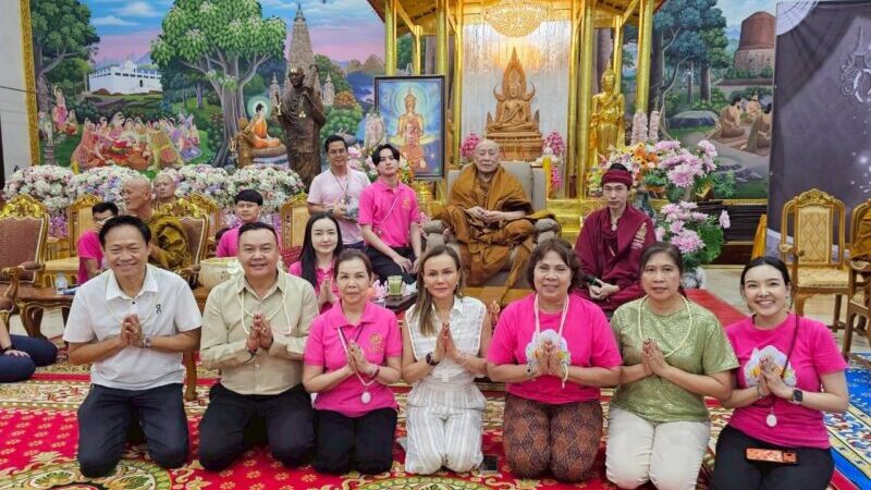 ศิษยานุศิษย์หลั่งไหลร่วมบุญใหญ่ รับวันแรงงาน สวดคาถามหาจักรพรรดิกับ “หลวงตาม้า” ณ วัดพระบรมธาตุ พระอารามหลวง กำแพงเพชร