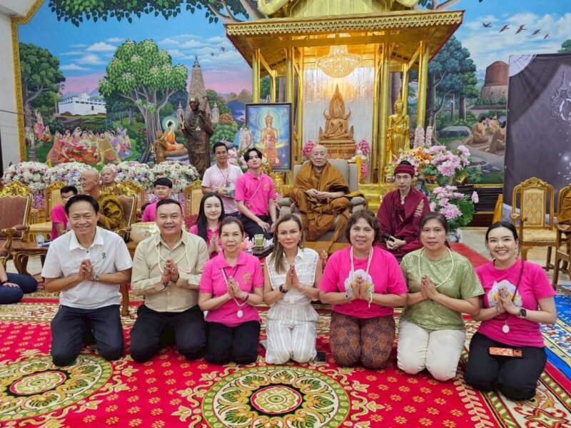 ศิษยานุศิษย์หลั่งไหลร่วมบุญใหญ่ รับวันแรงงาน สวดคาถามหาจักรพรรดิกับ “หลวงตาม้า” ณ วัดพระบรมธาตุ พระอารามหลวง กำแพงเพชร