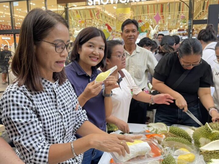 แข่งกินผลไม้ในงาน จันทบุรีสรวงสวรรค์แห่งผลไม้เมืองร้อน วันแรก คึกคักมีนักท่องเที่ยวต่างชาติร่วมลงแข่งขัน และนักท่องเที่ยวชาวออสเตรเลียสามารถคว้ารางวัลชนะเลิศไปครอง