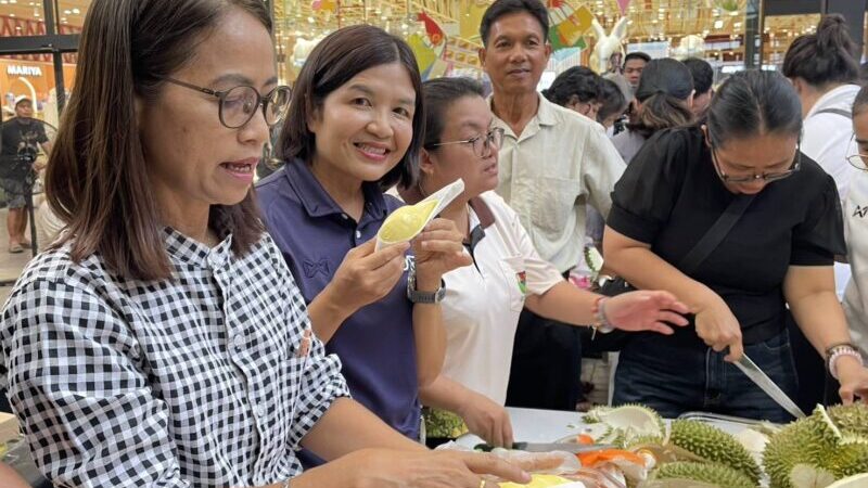 แข่งกินผลไม้ในงาน จันทบุรีสรวงสวรรค์แห่งผลไม้เมืองร้อน วันแรก คึกคักมีนักท่องเที่ยวต่างชาติร่วมลงแข่งขัน และนักท่องเที่ยวชาวออสเตรเลียสามารถคว้ารางวัลชนะเลิศไปครอง