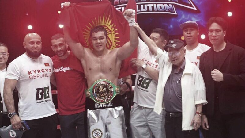 นูเบค วาลิโซนอฟ กำปั้นโหดจากคีร์กีสถานคว้าเข็มขัดว่าง WBC Continental Asia Cruiserweight title หลังฮุคซ้ายเข้าลำตัว ปัญญา ชมพูพวง กำปั้นไทยร่วงให้กรรมการนับ 10 ในยกที่ 4 เป็นคู่เอกในรายการ “THE FIGHTER EVOLUTION ส่วนคู่เอกคู่ที่สอง ลอร่า อัครัม ชนะน็อคยก 5 พิมพิ์ลภัส ร้อยแก้ว คว้าแชมป์ WBC Asia Femaie Feterweight Championship title ที่ เวทีมวย World Siam Stadium 
