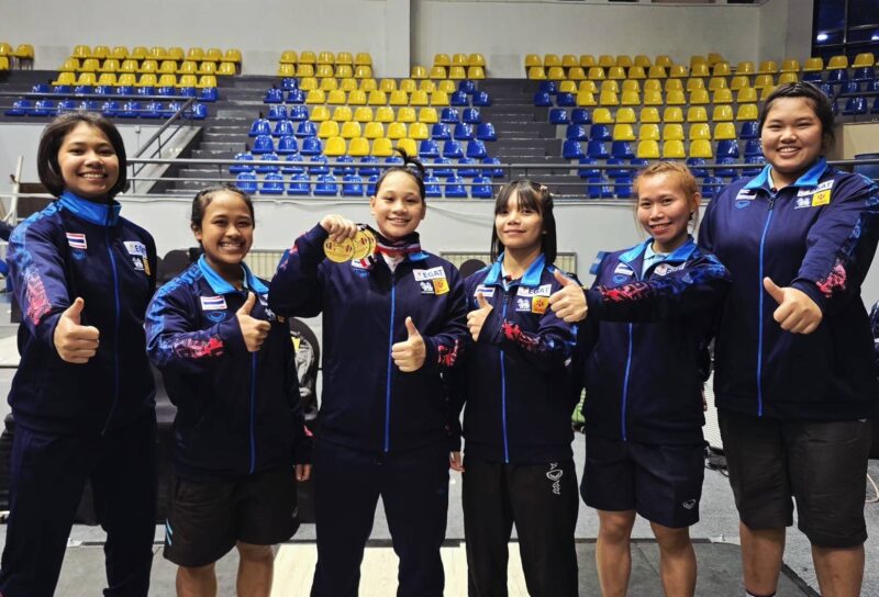  “ธนพร แซ่เตีย” สุดแกร่งโชว์ฟอร์มกระหึ่มเหมาคนเดียว 3 เหรียญทอง รุ่นเยาวชนหญิง 63 กิโลกรัม ในศึกยกน้ำหนักเยาวชนชิงชนะเลิศแห่งโลก ประจำปี 2569 ที่ประเทศอิยิปต์ สรุปผลงานจอมพลังไทยคว้าไปแล้ว 3 เหรียญทอง, 4 เหรียญเงิน และ 1 เหรียญทองแดง
