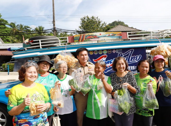 พังงา-ผู้ว่าพังงาร่วมแห่รถพุ่มพวง “ไทยช่วยไทย” ขายสินค้าราคาประหยัด ช่วยประชาชนลดค่าครองชีพ กระตุ้นเศรษฐกิจท้องถิ่น