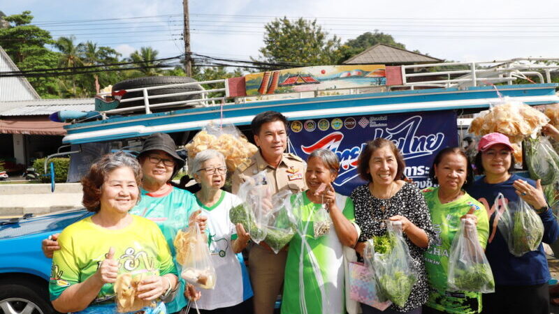พังงา-ผู้ว่าพังงาร่วมแห่รถพุ่มพวง “ไทยช่วยไทย” ขายสินค้าราคาประหยัด ช่วยประชาชนลดค่าครองชีพ กระตุ้นเศรษฐกิจท้องถิ่น