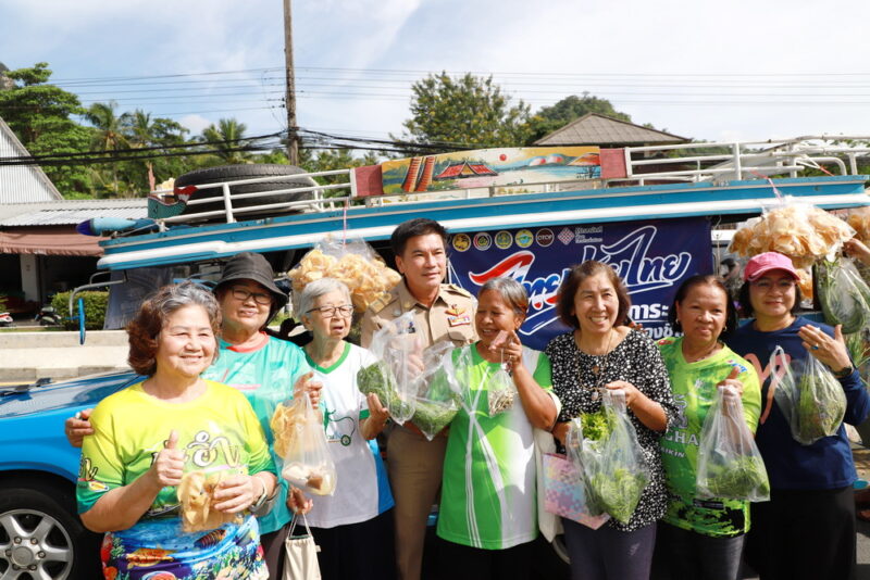 พังงา-ผู้ว่าพังงาร่วมแห่รถพุ่มพวง “ไทยช่วยไทย” ขายสินค้าราคาประหยัด ช่วยประชาชนลดค่าครองชีพ กระตุ้นเศรษฐกิจท้องถิ่น