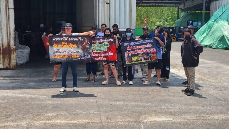 ชาวบ้านตำบลธาตุทอง อำเภอบ่อทองจังหวัดชลบุรีร้องโรงงานผลิตน้ำมันซิลิโคนส่งกลิ่นเหม็นสำนักงานอุตสาหกรรมจังหวัดลงตรวจสอบให้แก้ไข โรงงานอยู่ได้ชาวบ้านอยู่ได้