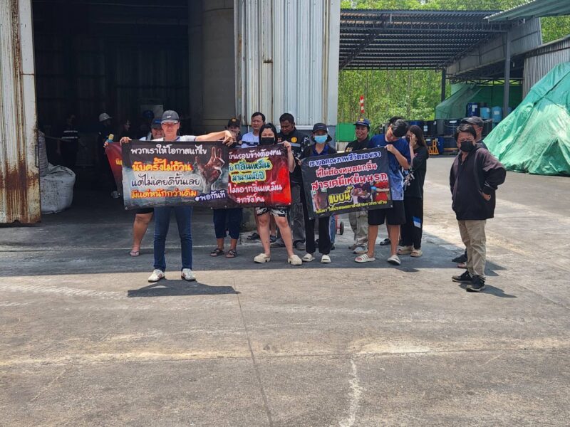 ชาวบ้านตำบลธาตุทอง อำเภอบ่อทองจังหวัดชลบุรีร้องโรงงานผลิตน้ำมันซิลิโคนส่งกลิ่นเหม็นสำนักงานอุตสาหกรรมจังหวัดลงตรวจสอบให้แก้ไข โรงงานอยู่ได้ชาวบ้านอยู่ได้