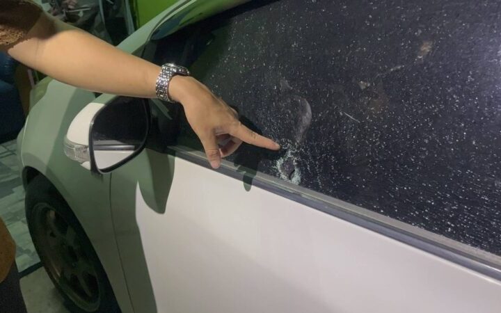 สองโจ๋ควบ จยย.ปาระเบิดปิงปองใส่บ้านเรือนประชาชน แรงระเบิดทำเอากระจกรถแตกโชคดีไม่มีคนเจ็บ