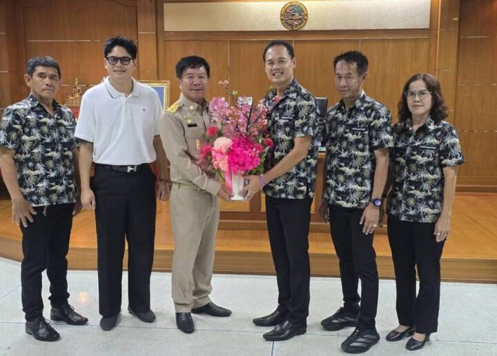 นายอำเภอเมืองชลบุรี เปิดประชุมสภาเทศบาลตำบลหนองรีครั้งแรก พร้อมประดับขีดให้กับ คณะผู้บริหารสมาชิกเทศบาล