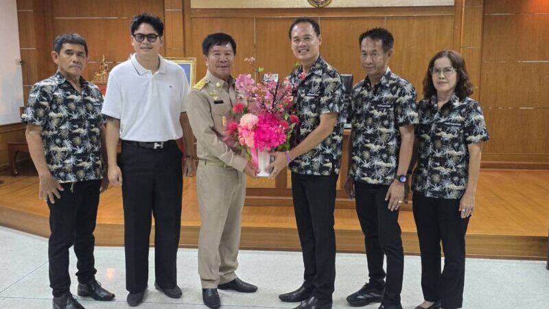 นายอำเภอเมืองชลบุรี เปิดประชุมสภาเทศบาลตำบลหนองรีครั้งแรก พร้อมประดับขีดให้กับ คณะผู้บริหารสมาชิกเทศบาล