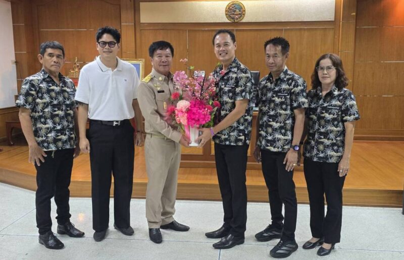 นายอำเภอเมืองชลบุรี เปิดประชุมสภาเทศบาลตำบลหนองรีครั้งแรก พร้อมประดับขีดให้กับ คณะผู้บริหารสมาชิกเทศบาล