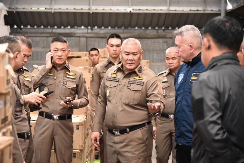 รอง ผบ.ตร. เดินหน้าปราบปรามเครือข่ายบุหรี่ไฟฟ้าออนไลน์ สั่ง บช.สอท. ทลายโกดังย่านประเวศ จับกุมเครือข่ายได้ทั้งขบวนการ ยึดของกลางกว่า 200,000 ชิ้น