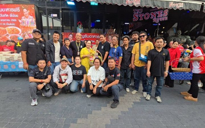 “อำพร แก้วแสง” ประธาน กต.ตร.สภ.พัทยา เปิดโรงทานกลางวอล์คกิ้งสตรีท แจกอาหาร-เครื่องดื่มนับพันชุด เนื่องในวันคล้ายวันเกิด พร้อมระดมเงินสมทบสร้างโรงพยาบาลพัทยาปัทมคุณ