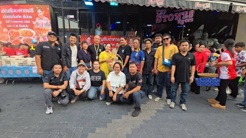 “อำพร แก้วแสง” ประธาน กต.ตร.สภ.พัทยา เปิดโรงทานกลางวอล์คกิ้งสตรีท แจกอาหาร-เครื่องดื่มนับพันชุด เนื่องในวันคล้ายวันเกิด พร้อมระดมเงินสมทบสร้างโรงพยาบาลพัทยาปัทมคุณ