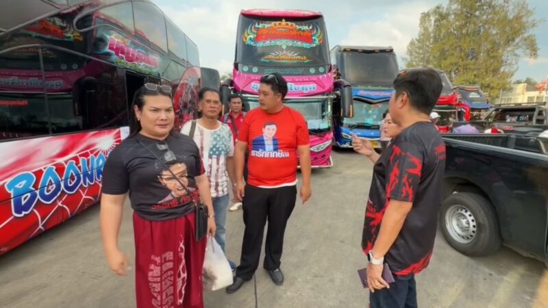 อุบลราชธานี มวนชลเสื้อแดง กว่า 2 พันคน เดินทางเข้าไปรับขวัญอดีตนายก ทักษิณ 